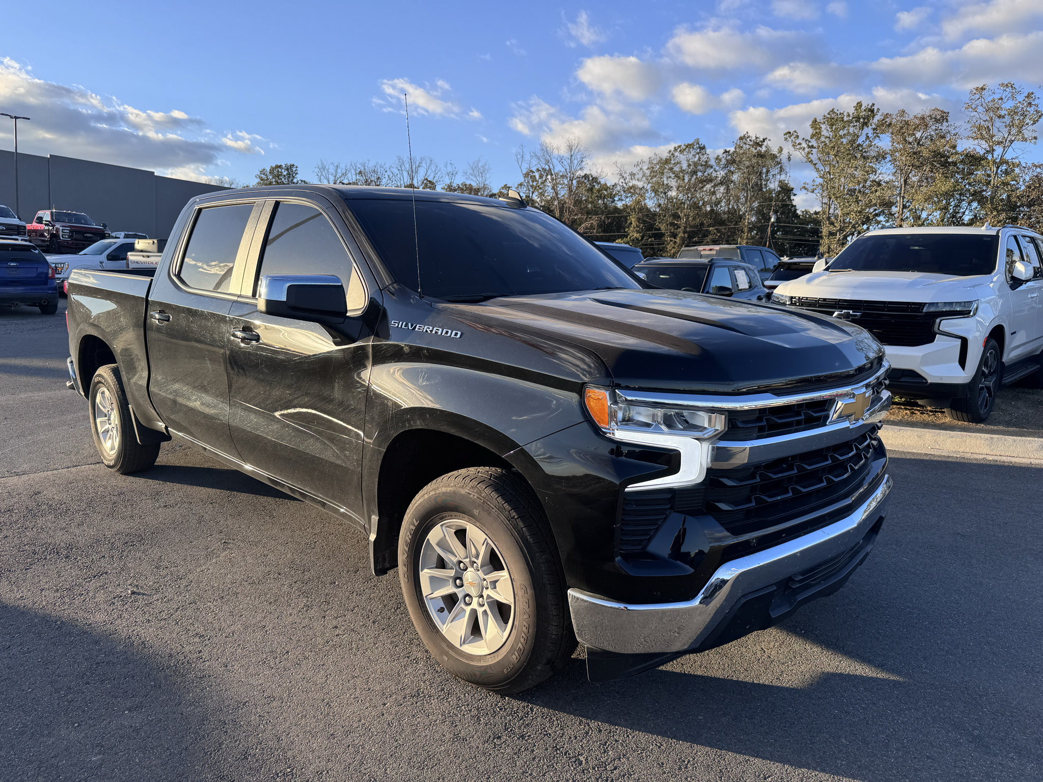 Used 2025 Chevrolet Silverado 1500 LT RWD image 3