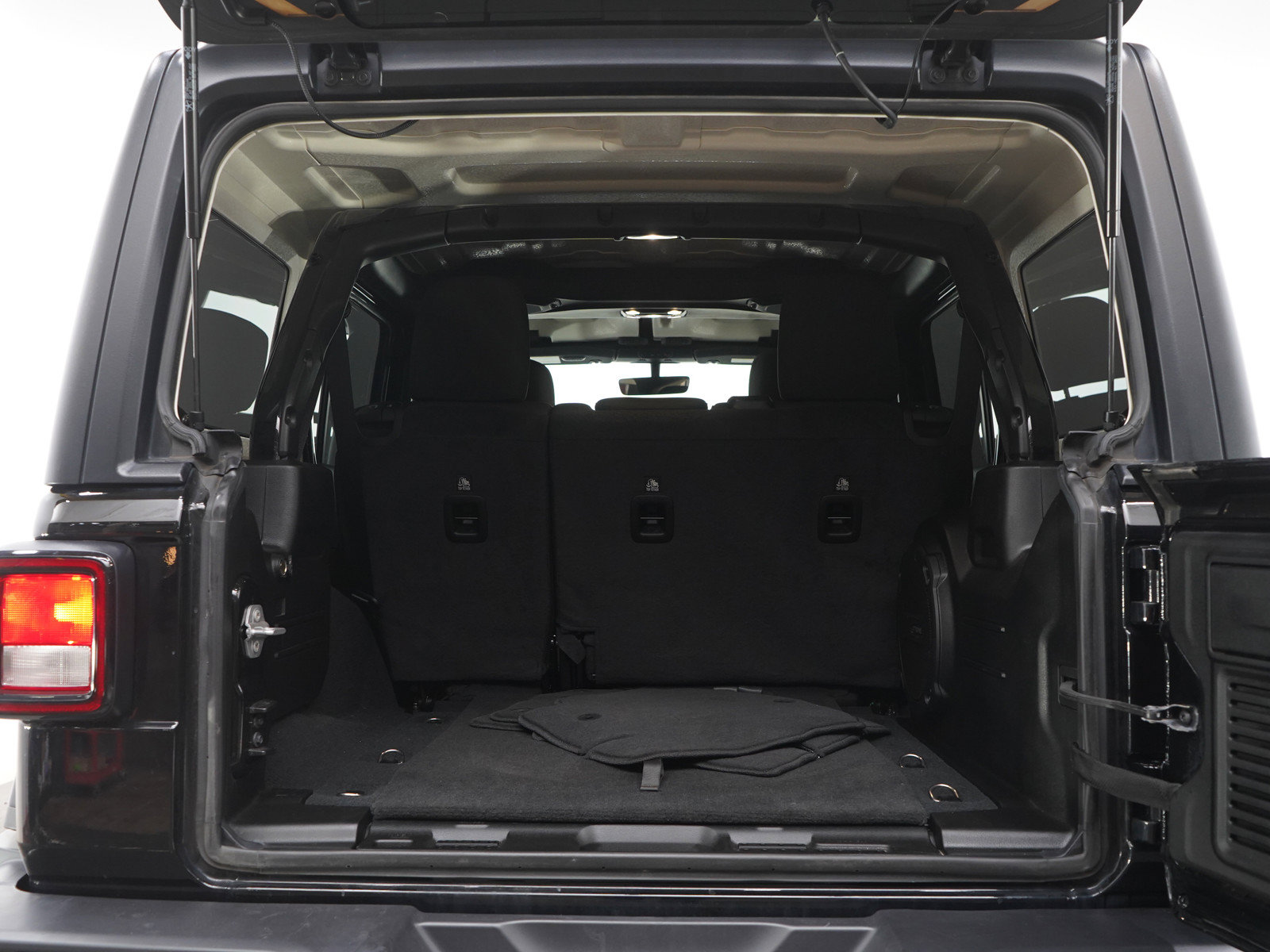 Used 2023 Jeep Wrangler Unlimited Sahara AWD/4WD image 18