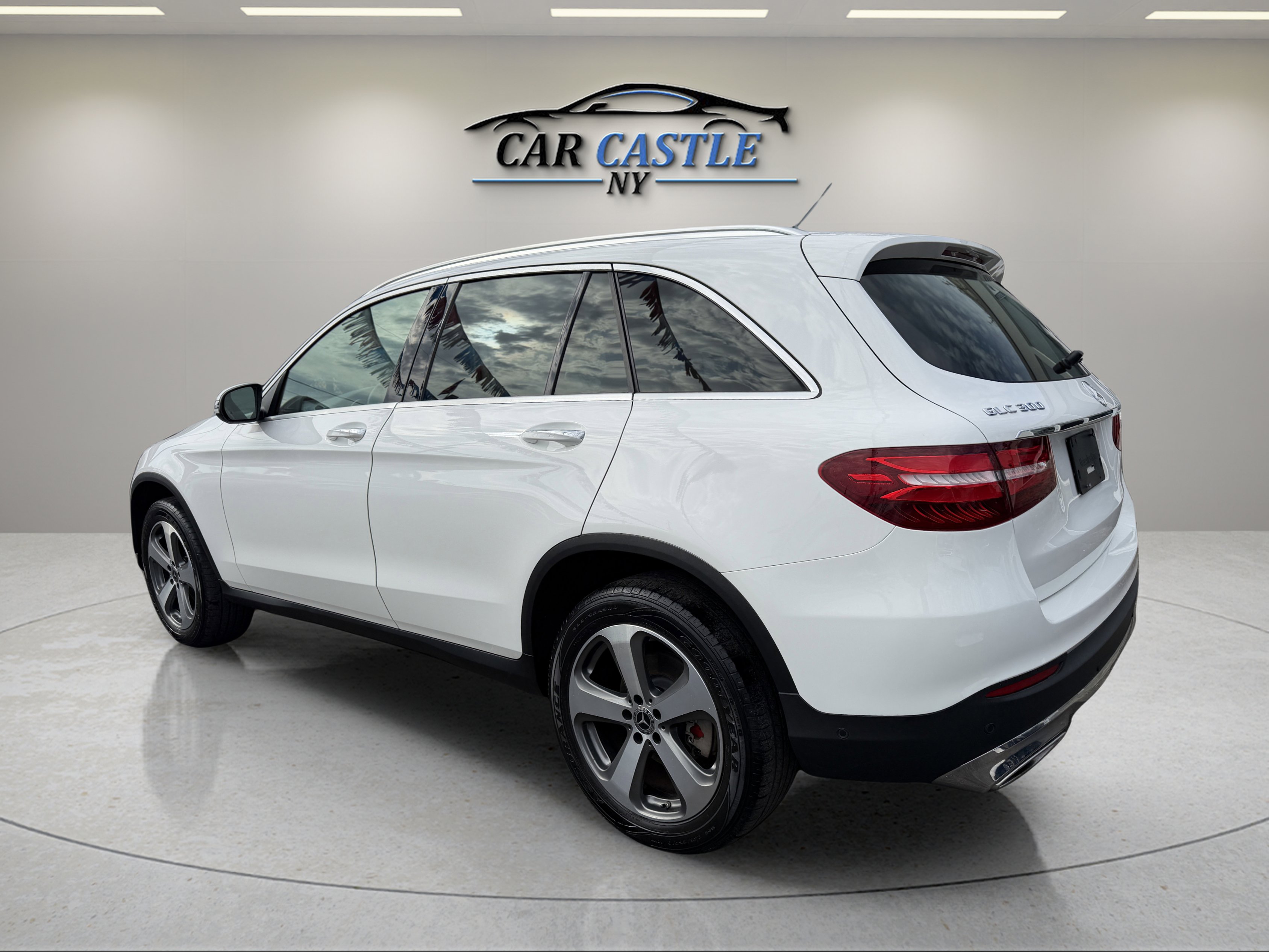 Used 2019 Mercedes-Benz GLC 300 4MATIC w/ Multimedia Package image 10