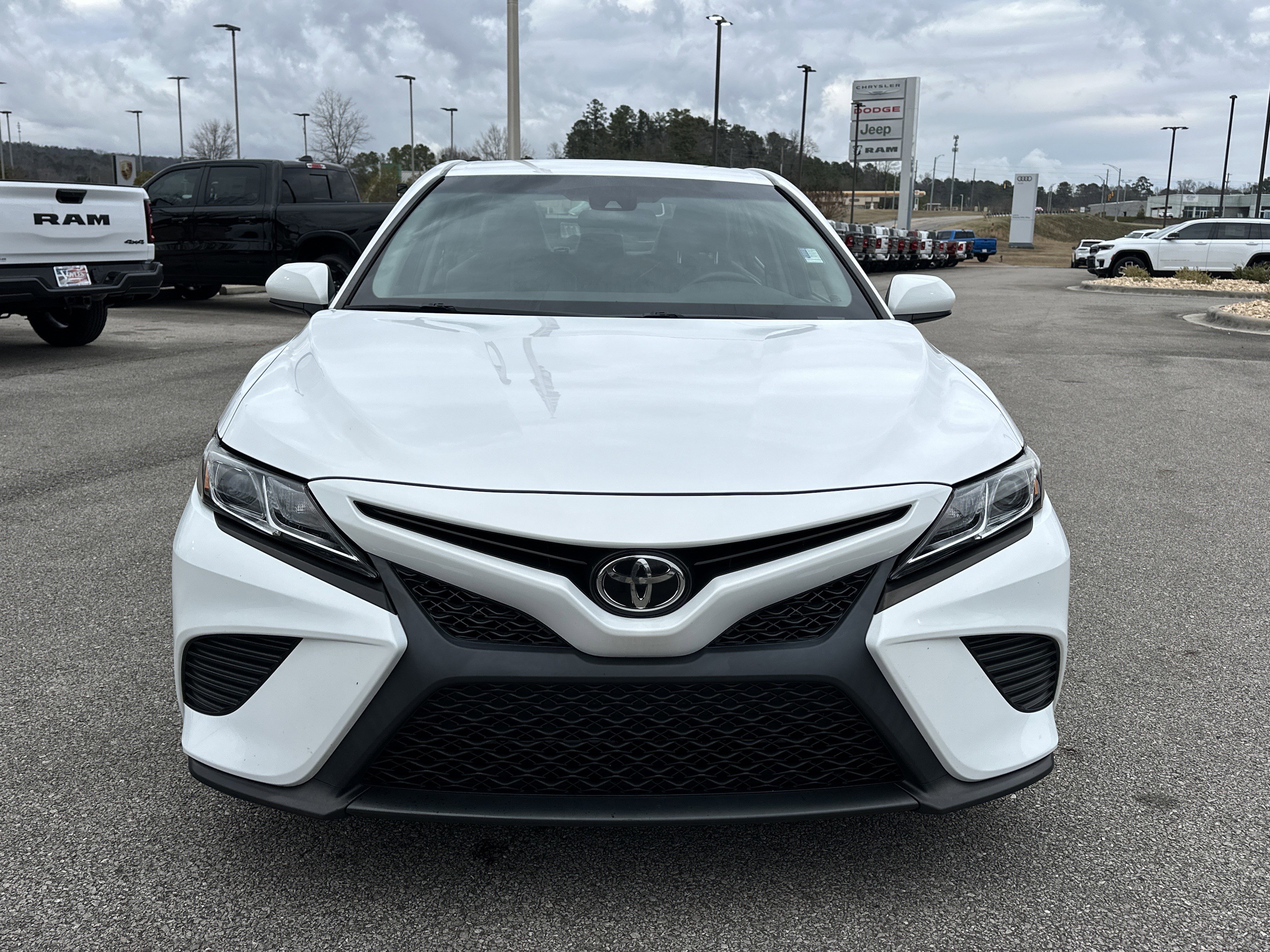 Used 2018 Toyota Camry SE image 2