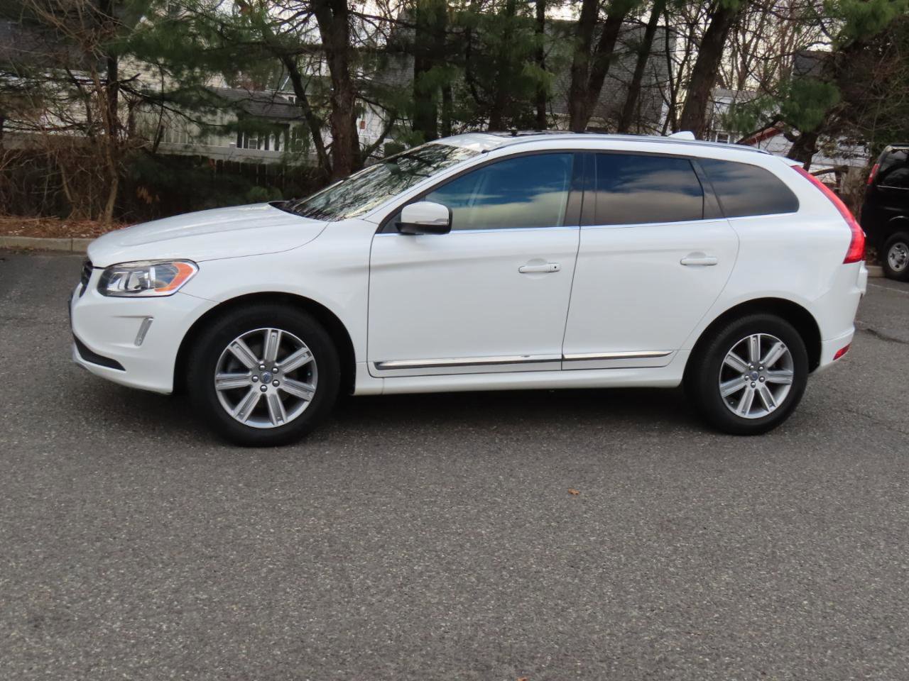 Used 2017 Volvo XC60 T5 Inscription w/ Protection Package image 4