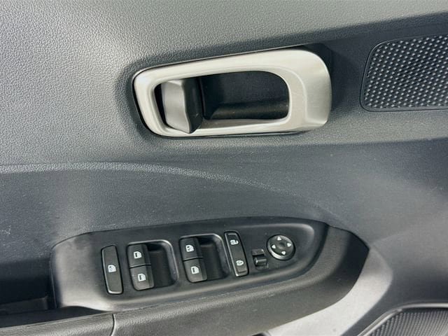 Used 2025 Hyundai Venue SEL image 17
