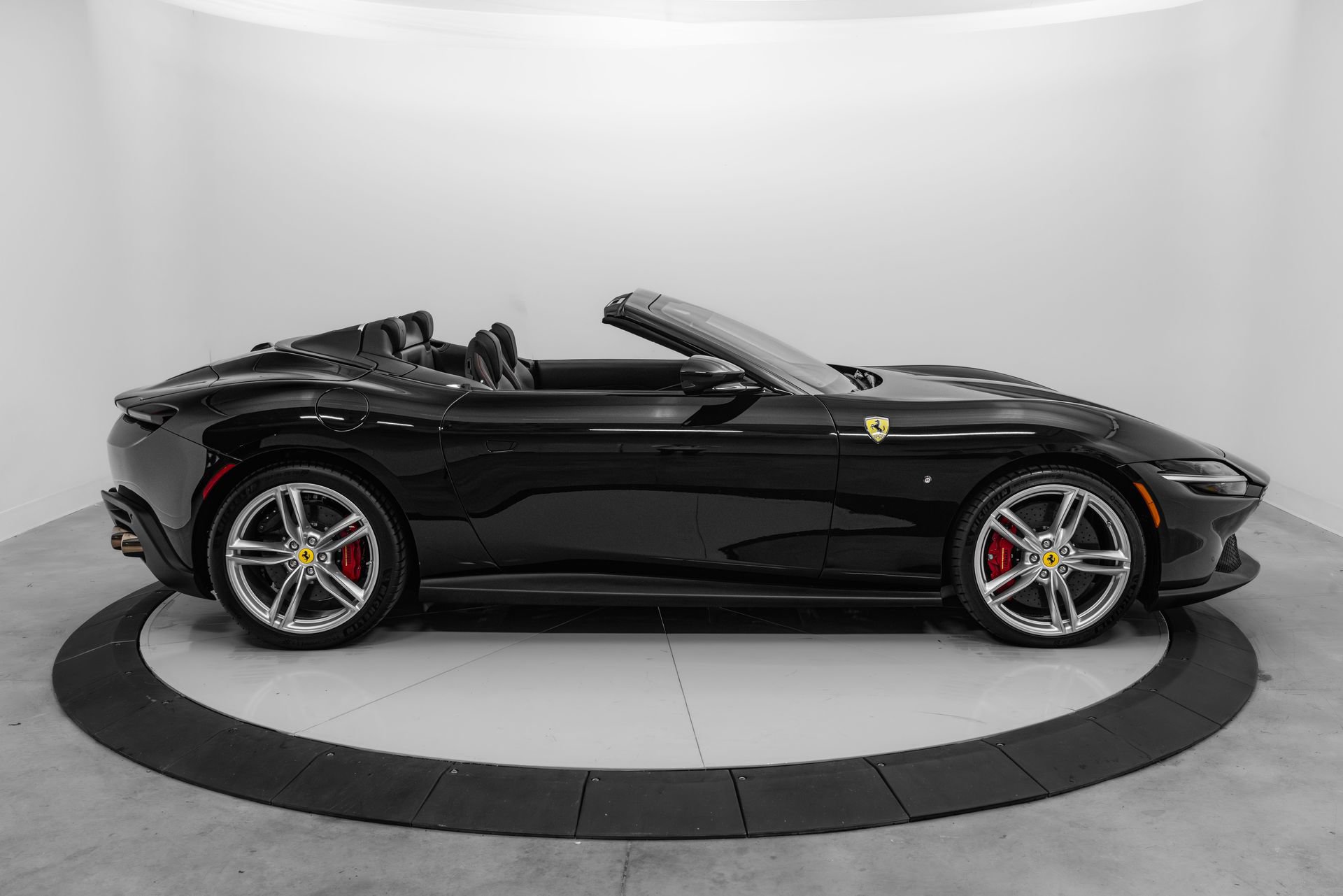 Certified 2025 Ferrari Roma Spider RWD image 12
