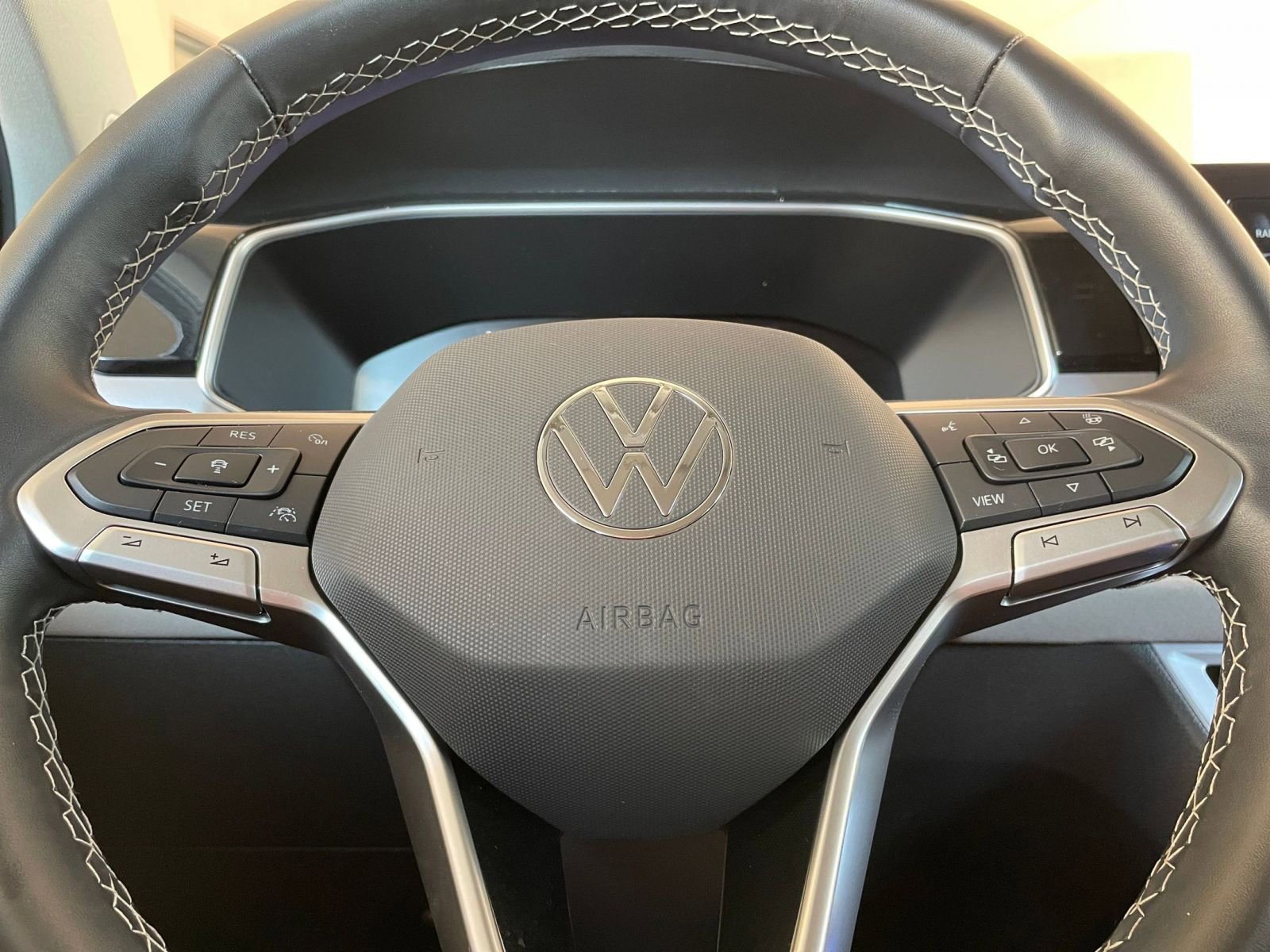 Used 2025 Volkswagen Taos SE image 28