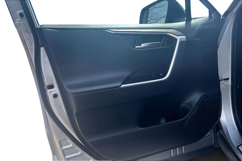 Used 2022 Toyota RAV4 Limited AWD/4WD image 21