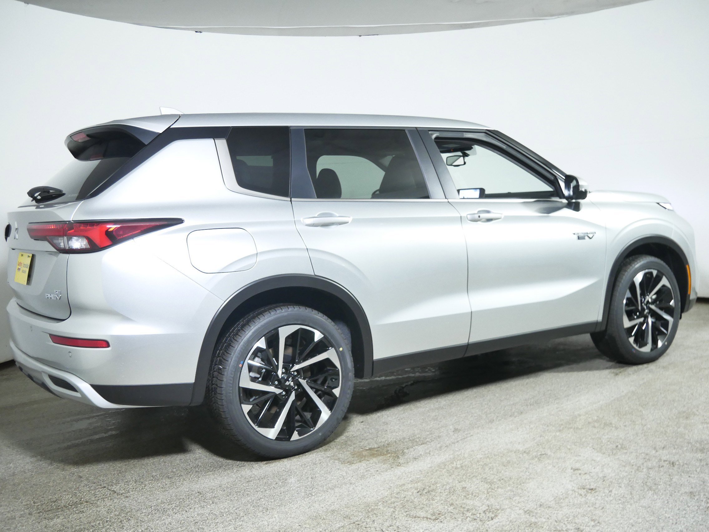 New 2025 Mitsubishi Outlander SE image 2