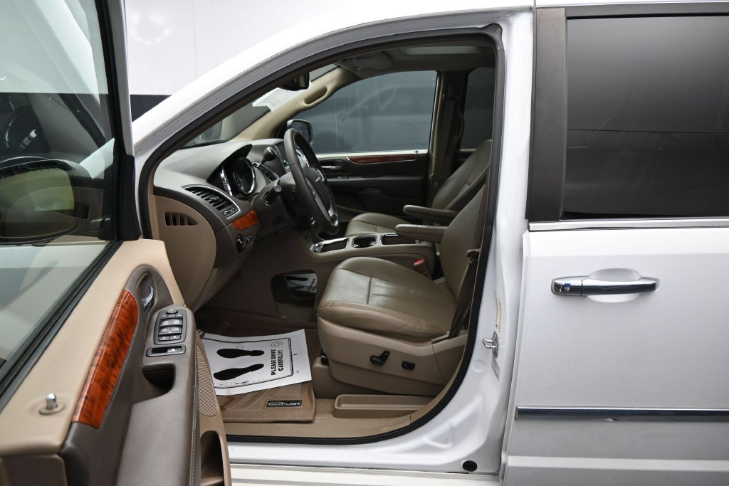 Used 2016 Chrysler Town & Country Touring-L FWD image 9