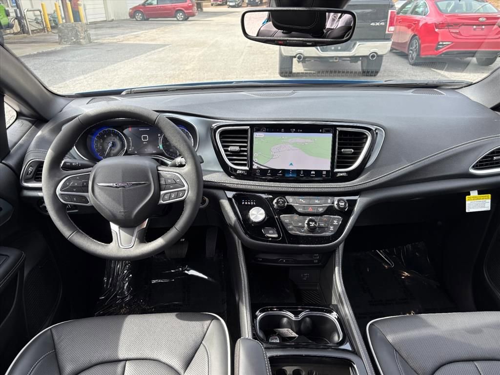 New 2026 Chrysler Pacifica Limited w/ Uconnect Theater Family Group image 6