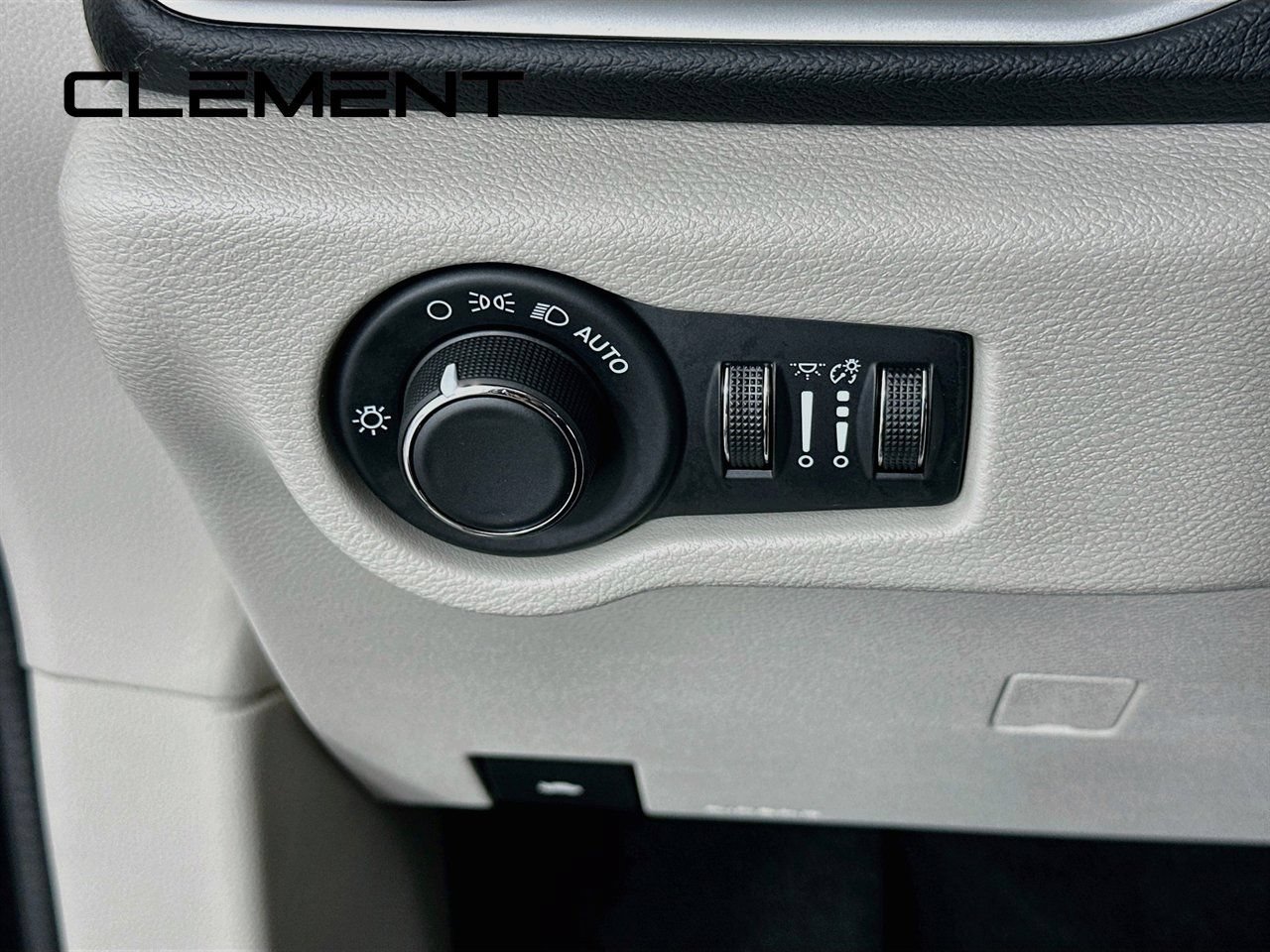 Used 2023 Chrysler Voyager LX FWD image 14