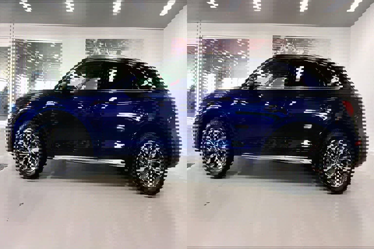 Used 2025 Audi Q5 2.0T Premium Plus w/ Premium Plus Package image 3