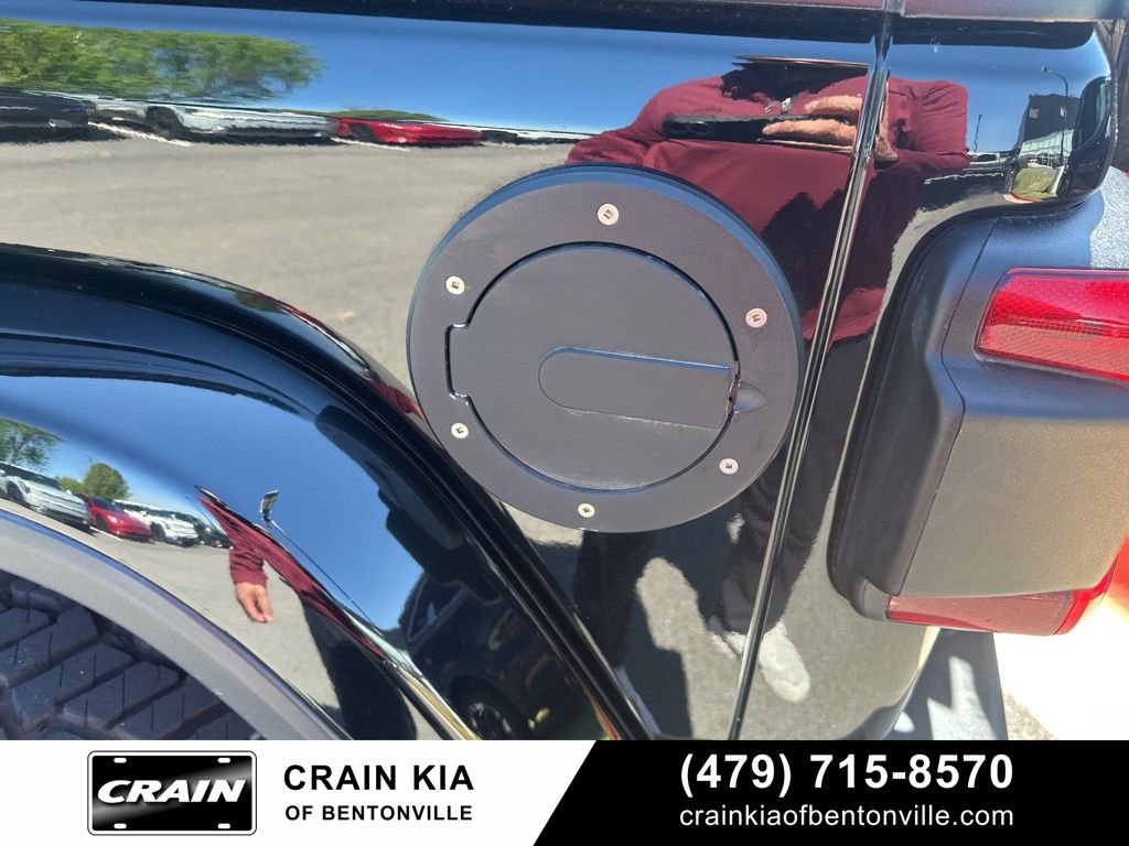 Used 2018 Jeep Wrangler Unlimited Sahara AWD/4WD image 9