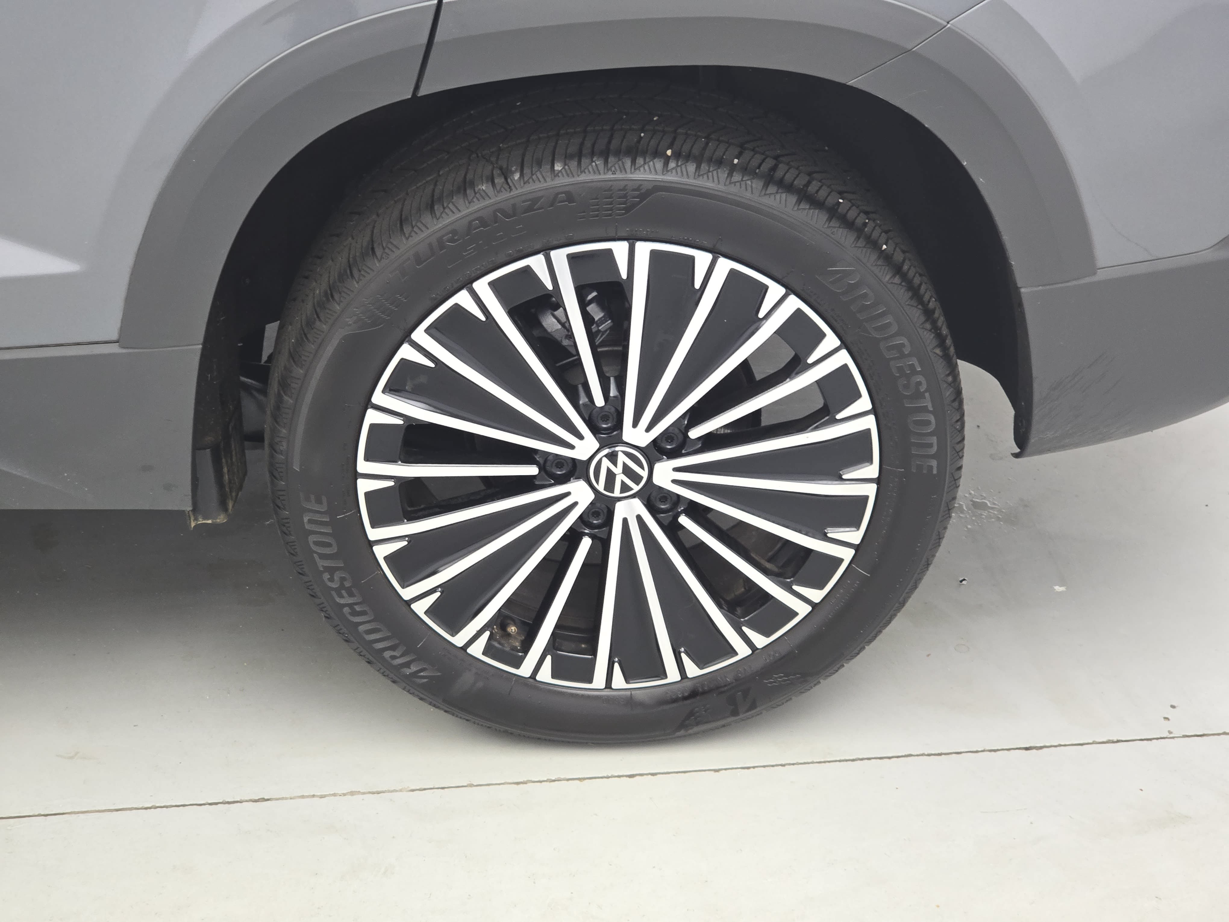 Certified 2025 Volkswagen Taos SE FWD image 32