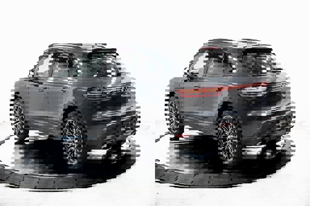 Certified 2025 Porsche Macan image 3