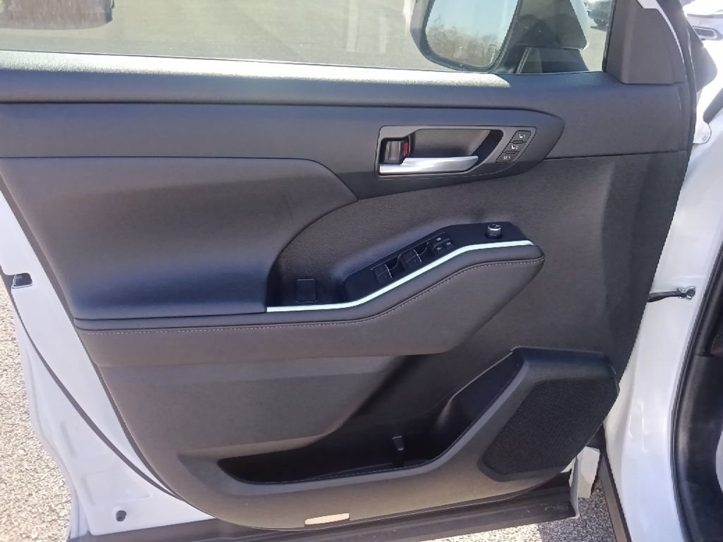 Used 2023 Toyota Highlander Bronze Edition image 11