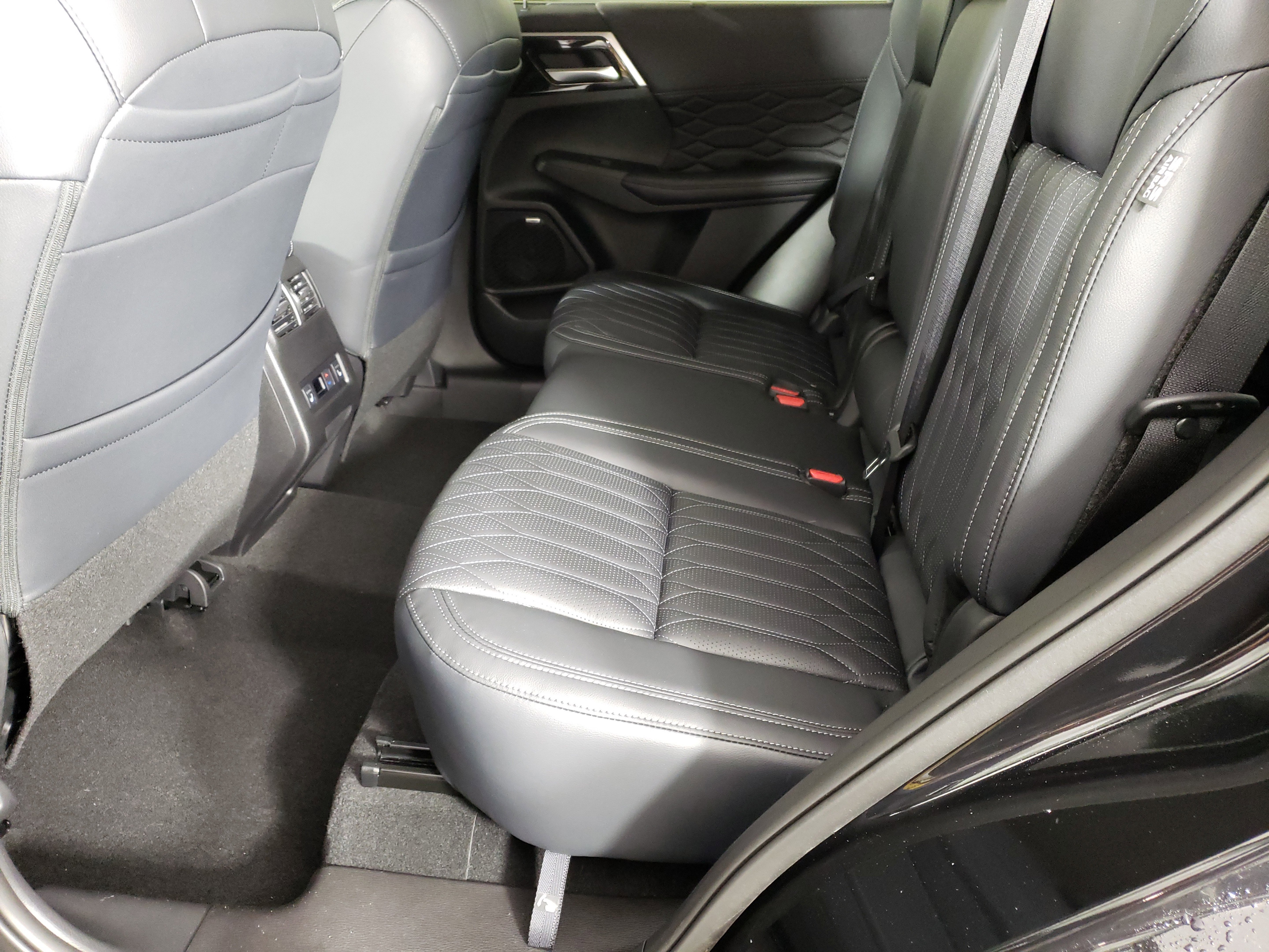 New 2025 Mitsubishi Outlander SEL image 11
