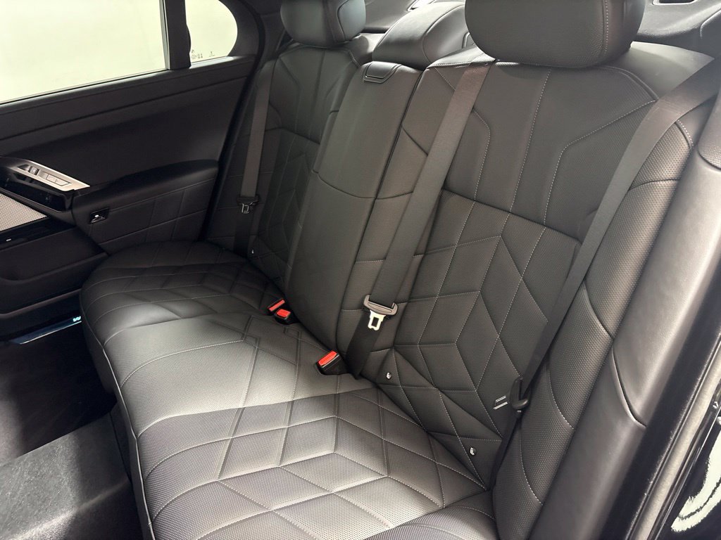 Certified 2025 BMW 750e xDrive AWD/4WD image 30