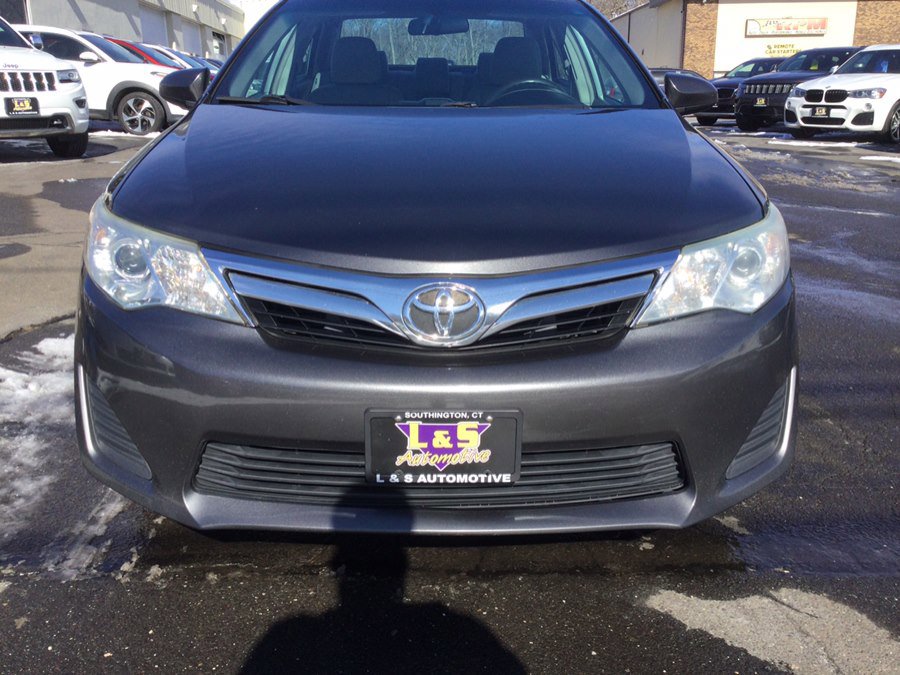 Used 2014 Toyota Camry LE image 2