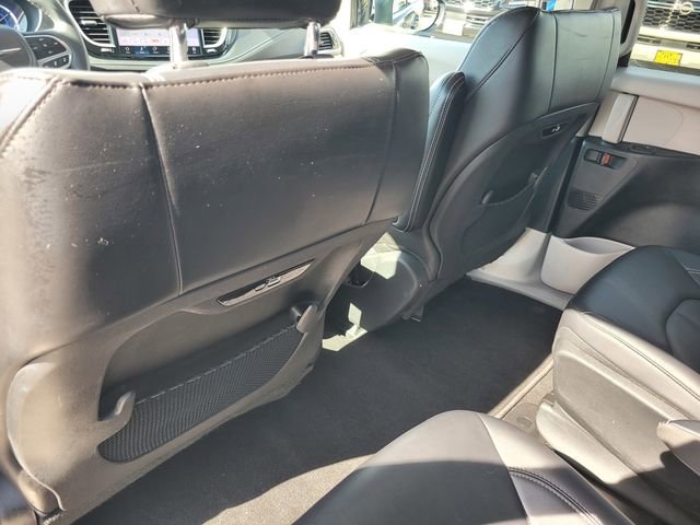 Used 2023 Chrysler Pacifica Touring-L image 14