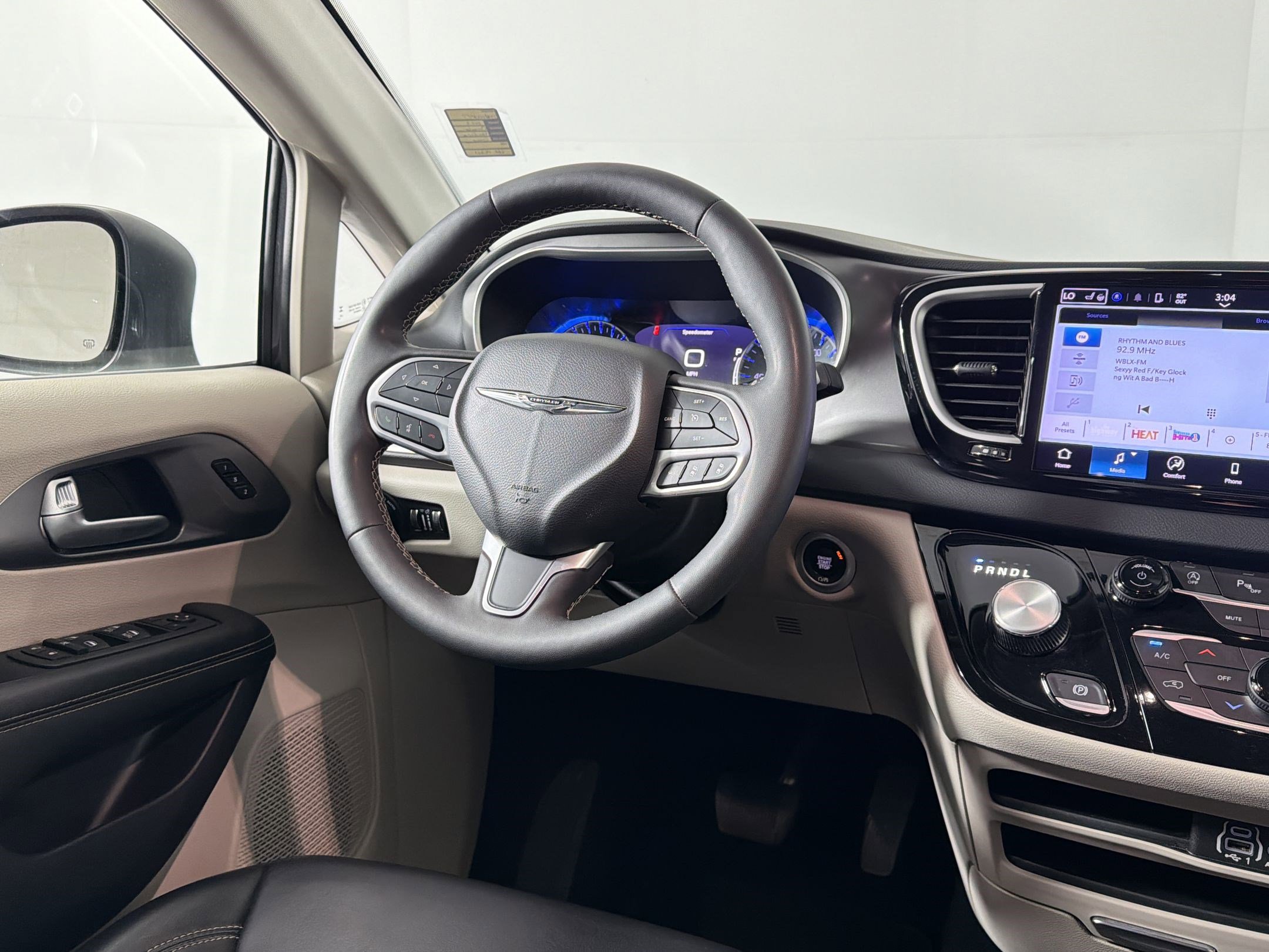 Used 2023 Chrysler Pacifica Touring-L FWD image 26