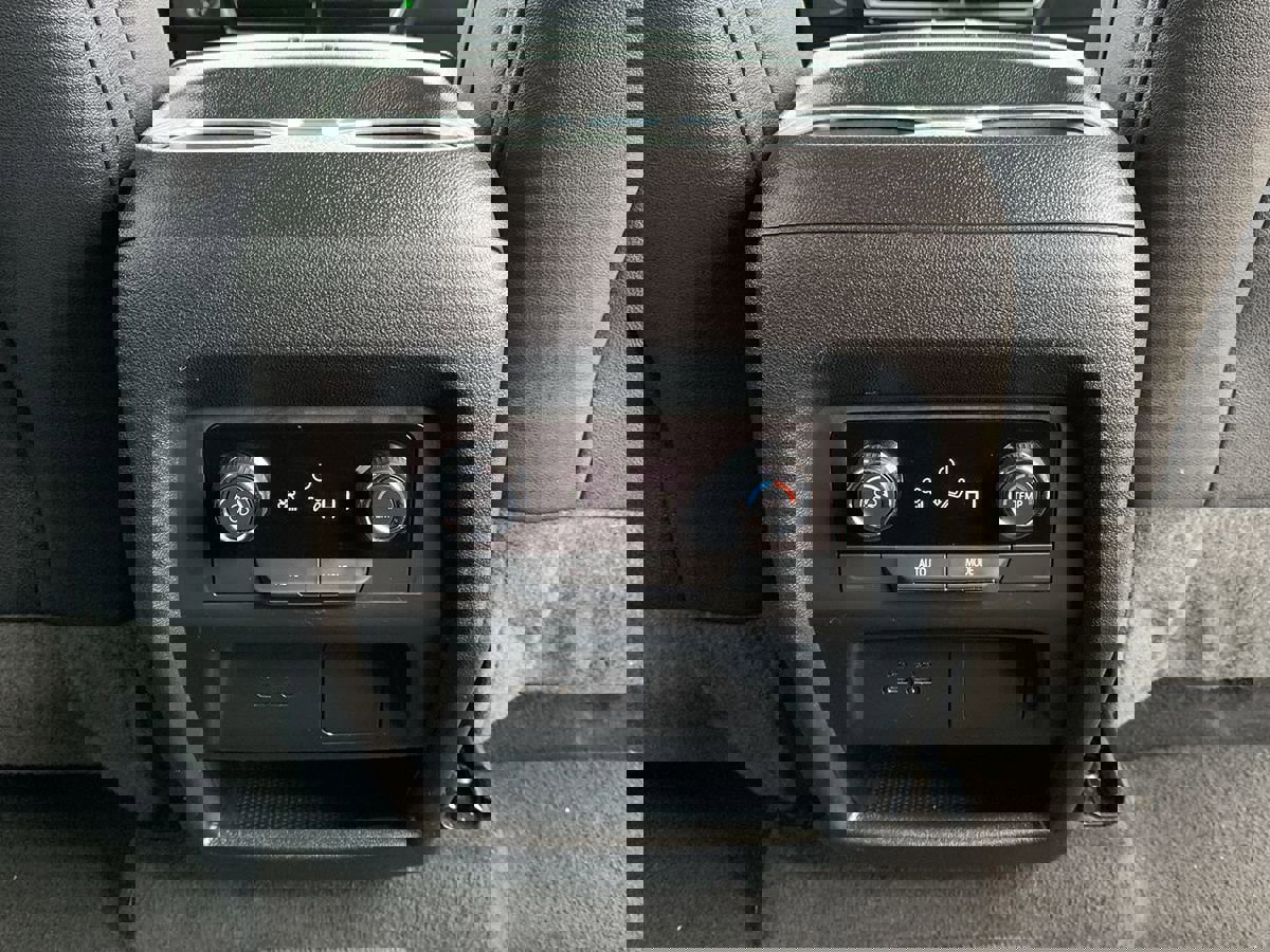 Used 2025 Chevrolet Traverse LT image 31