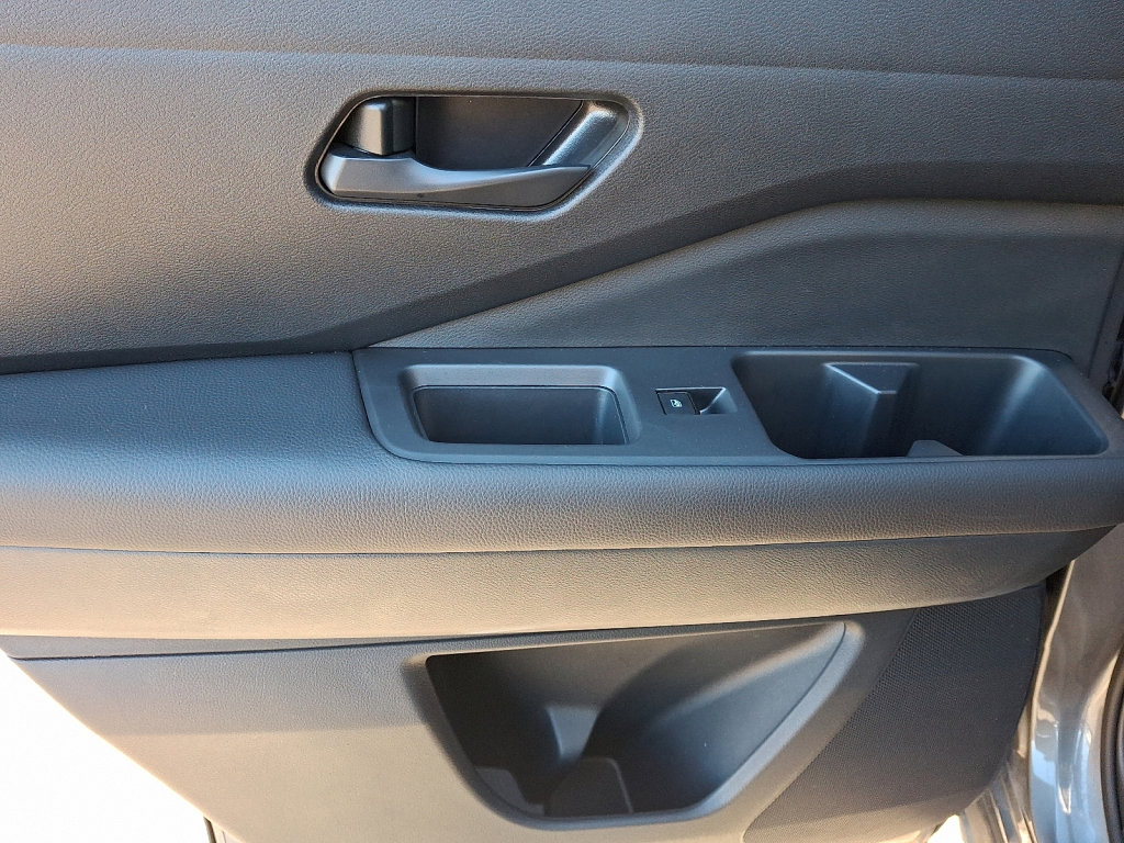 Used 2025 Nissan Pathfinder SV image 19