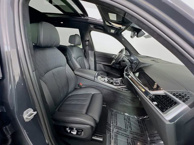 Used 2025 BMW X7 M60i image 31