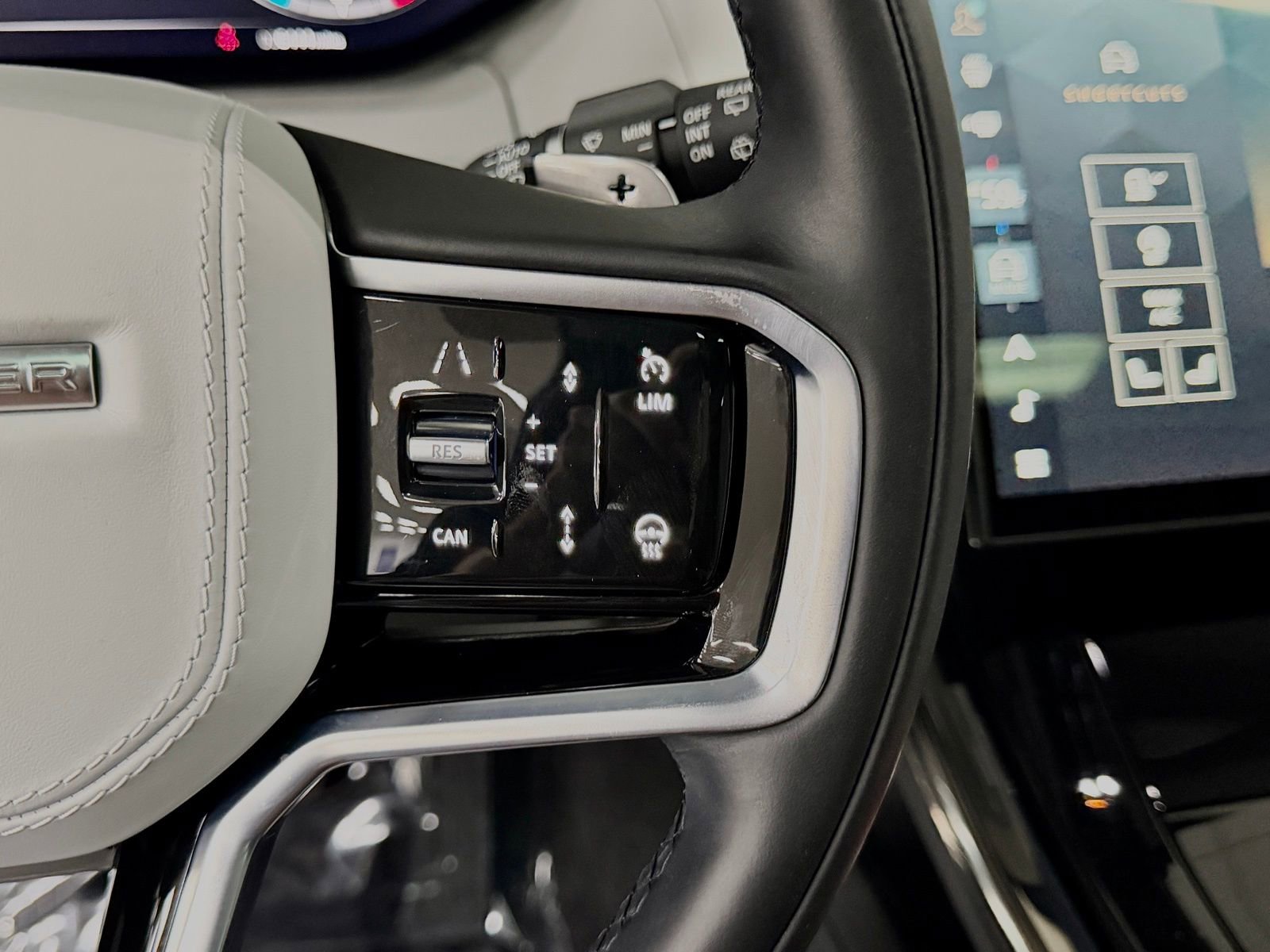 Used 2024 Land Rover Range Rover Sport SE image 28