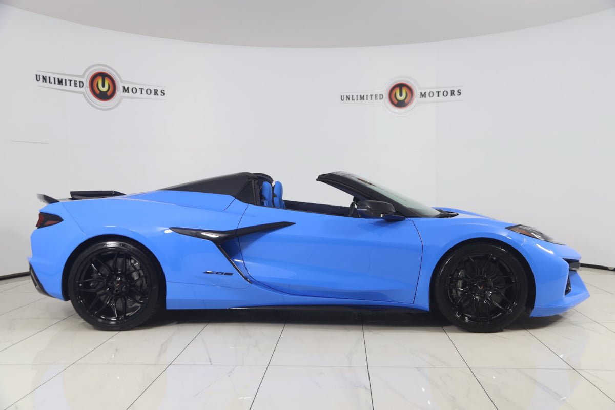 Used 2024 Chevrolet Corvette Z06 w/ Stealth Interior Trim Package RWD image 2