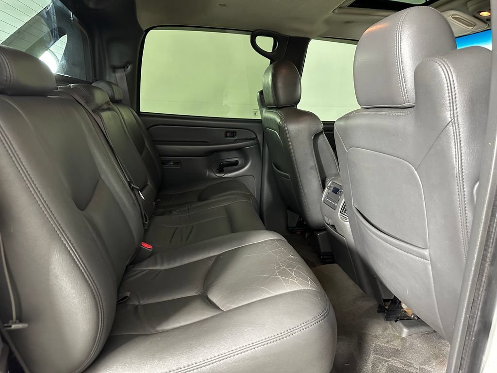 Used 2004 Chevrolet Avalanche 2500 w/ Preferred Equipment Group AWD/4WD image 25