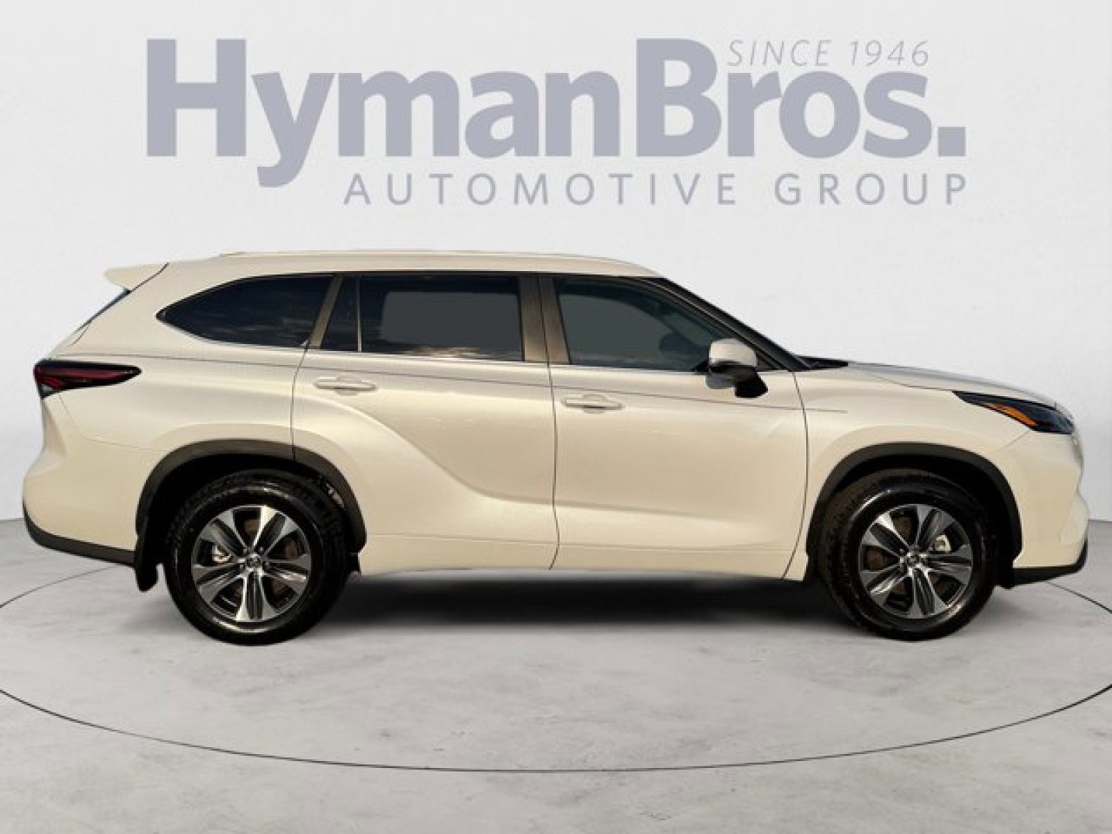 Used 2025 Toyota Highlander XLE image 2