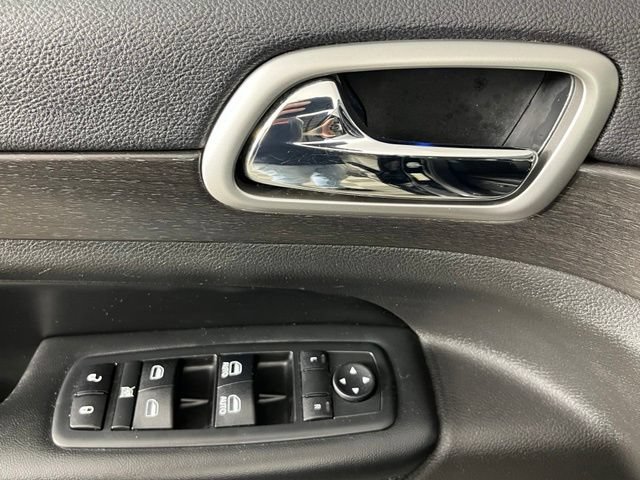 Used 2018 Jeep Grand Cherokee Altitude AWD/4WD image 23