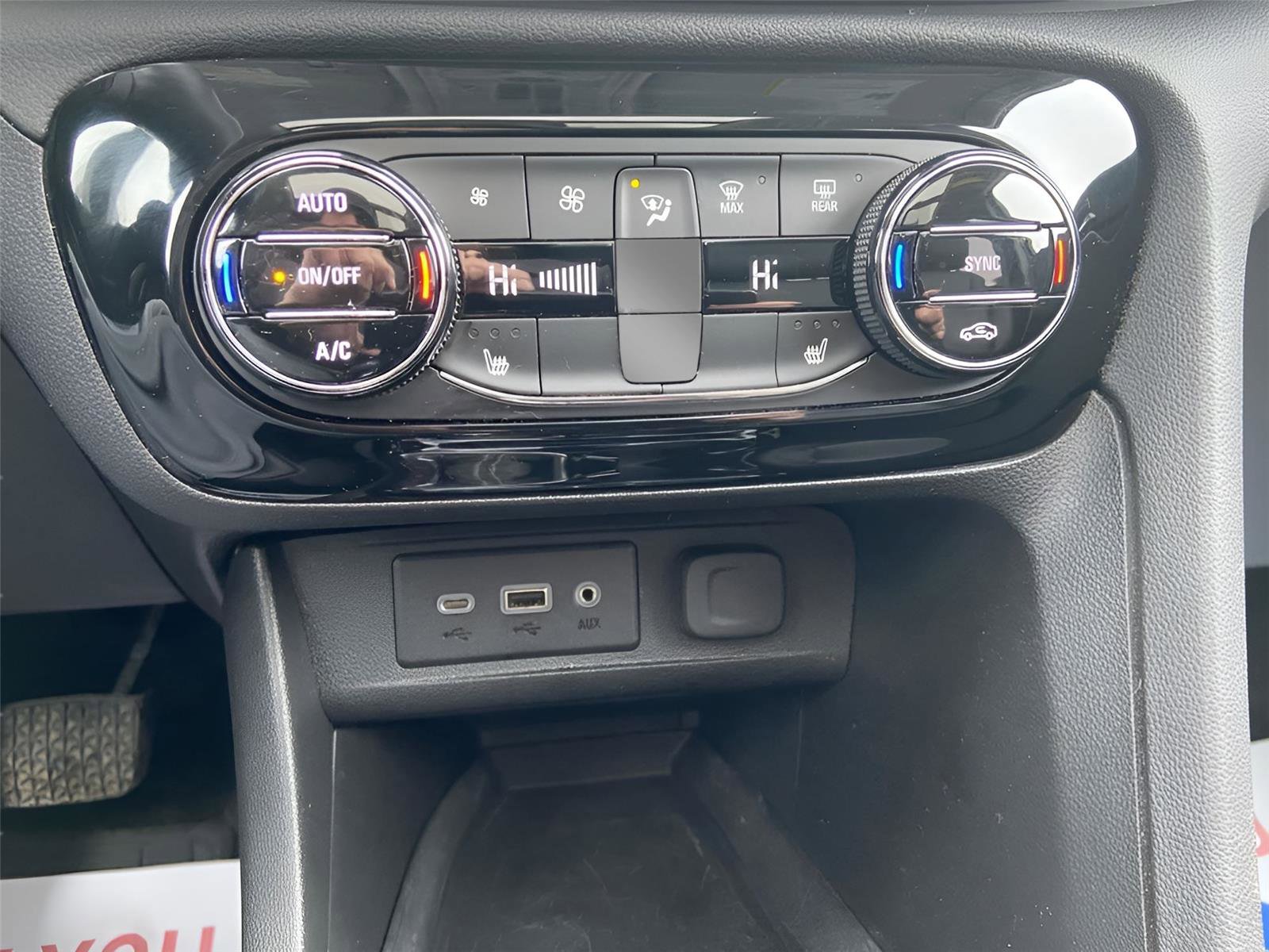 Used 2022 Buick Encore GX Essence w/ Experience Buick Package image 28