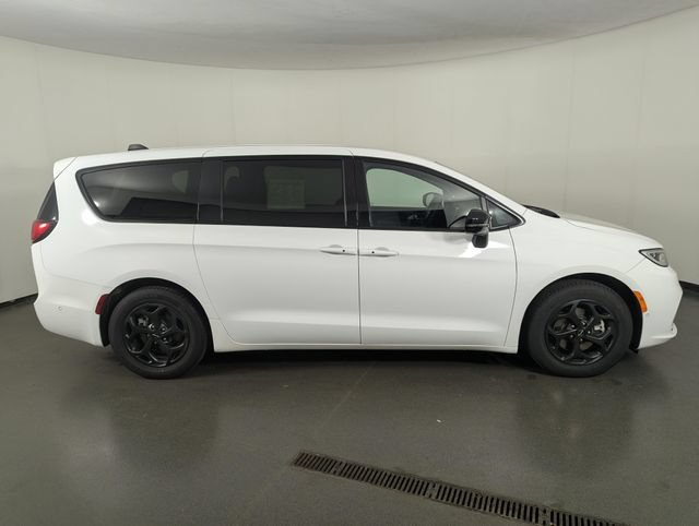 Used 2024 Chrysler Pacifica Limited FWD image 8