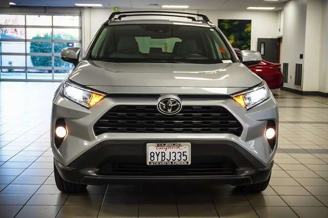 Used 2021 Toyota RAV4 XLE Premium image 4