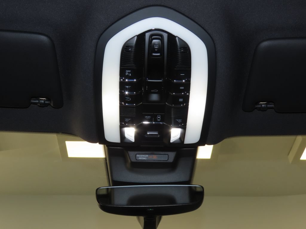 Certified 2026 Porsche Macan AWD/4WD image 31