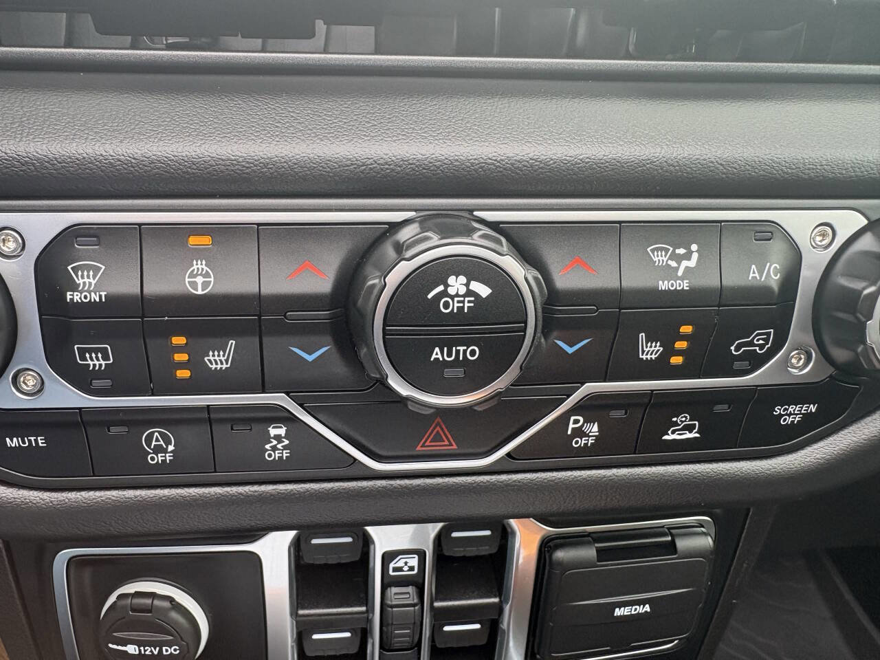 Used 2024 Jeep Wrangler Unlimited Sahara w/ Safety Group AWD/4WD image 43