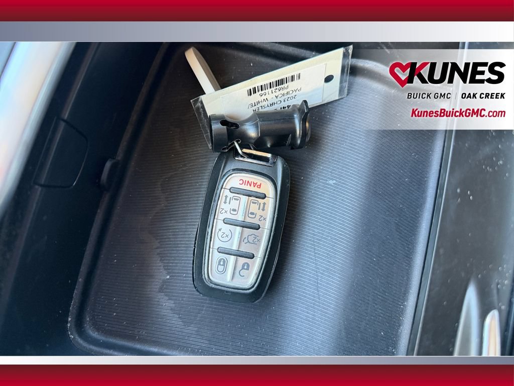 Used 2023 Chrysler Pacifica Touring-L FWD image 32