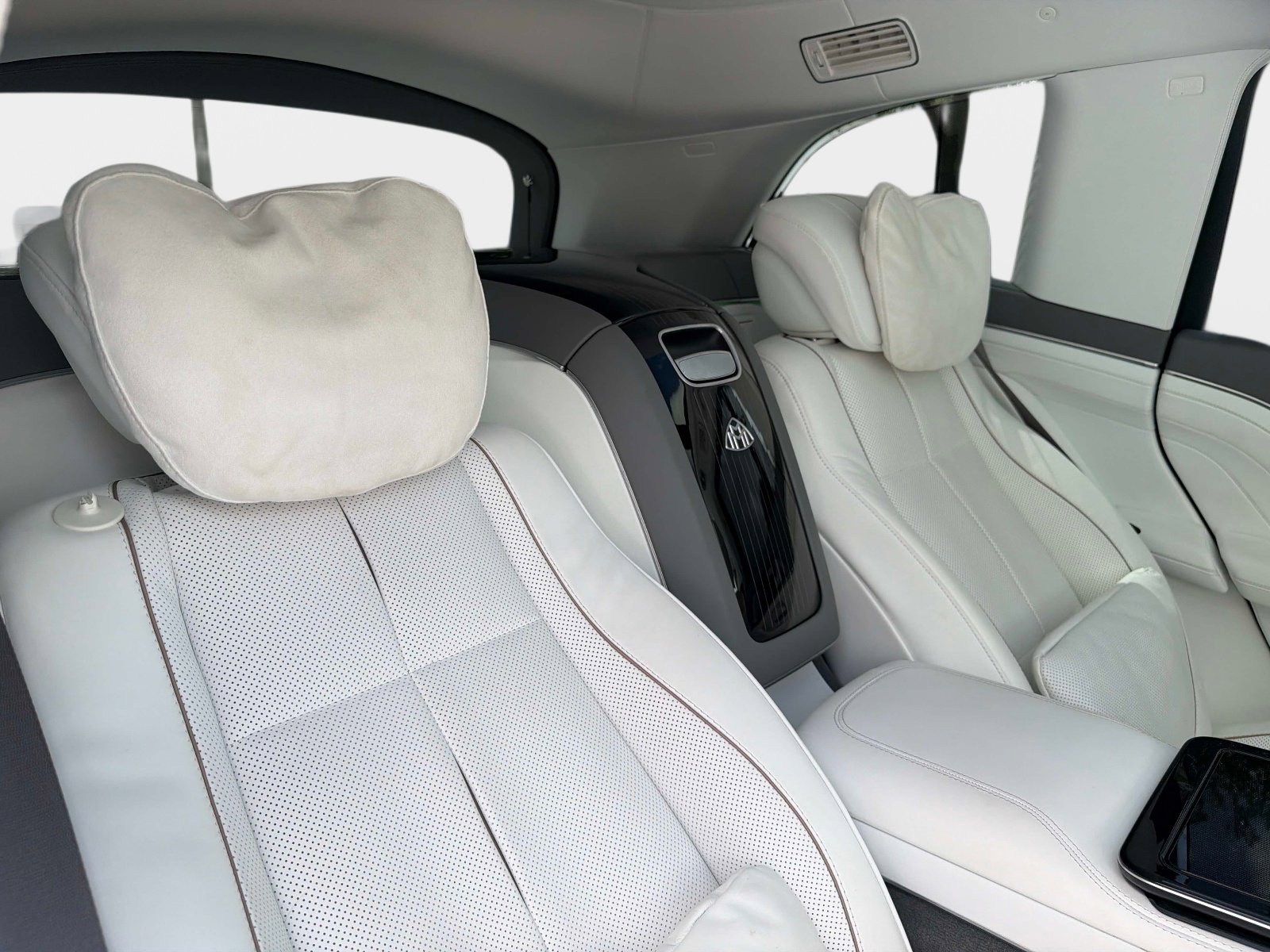 Used 2023 Mercedes-Benz Maybach GLS 600 4MATIC image 28