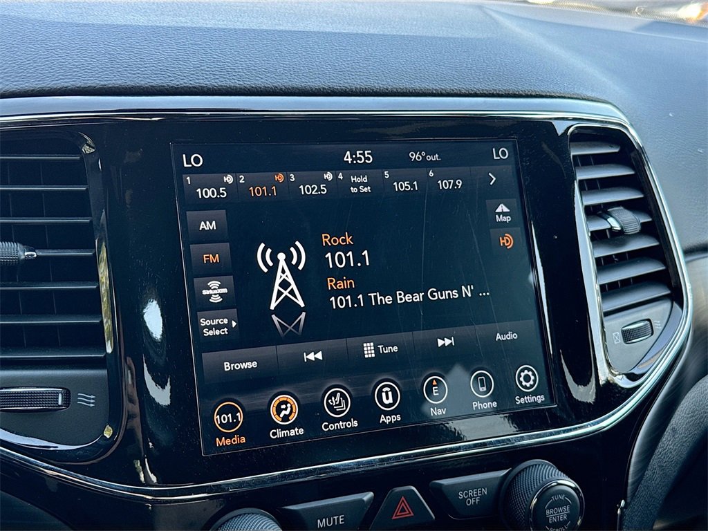 Used 2022 Jeep Grand Cherokee Laredo X image 15