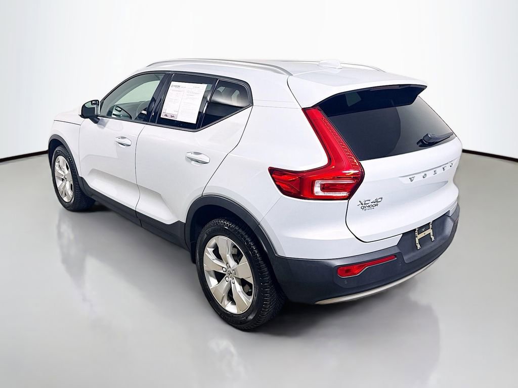 Used 2020 Volvo XC40 T5 Momentum image 5