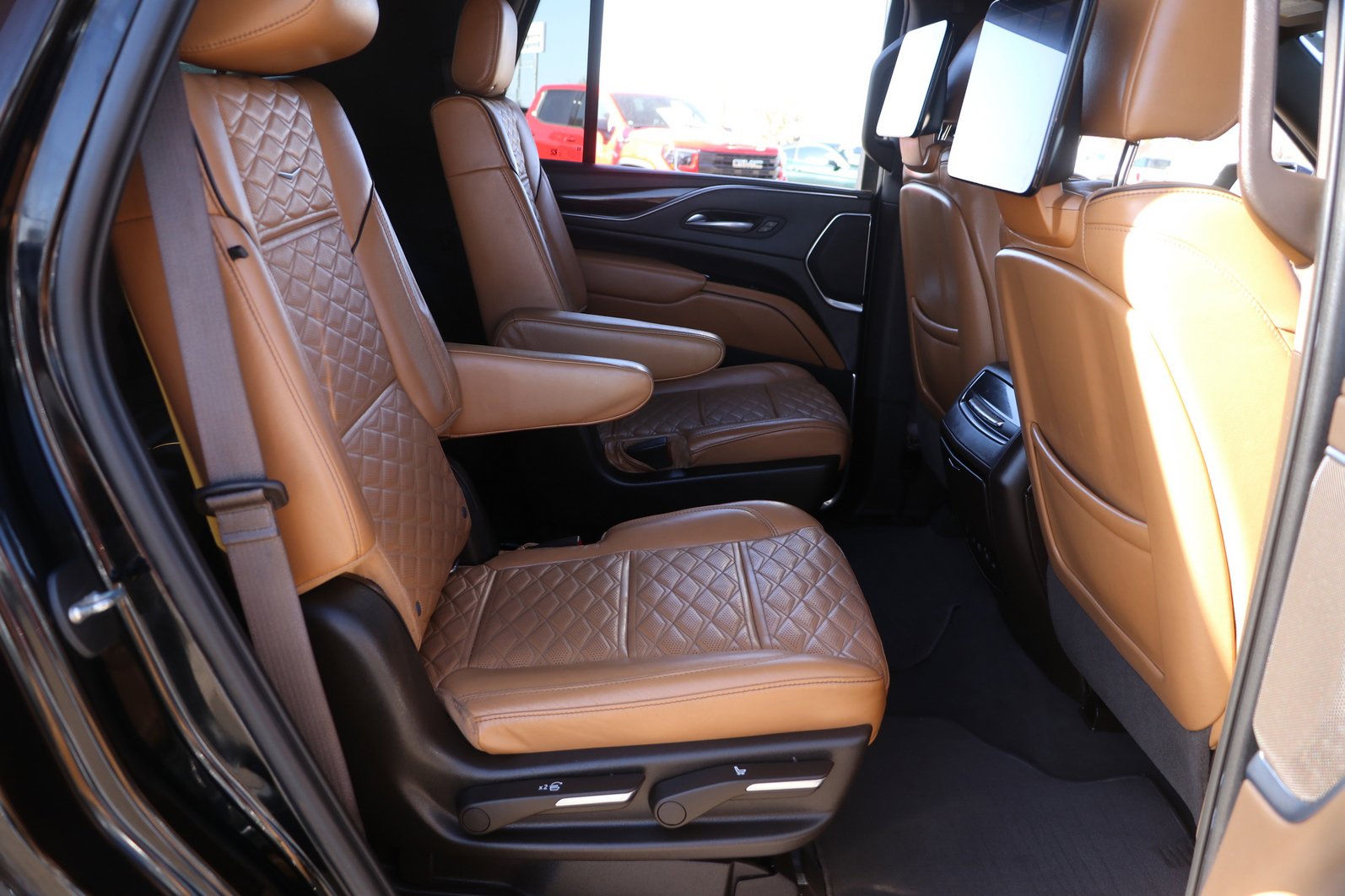 Used 2021 Cadillac Escalade Premium Luxury image 31