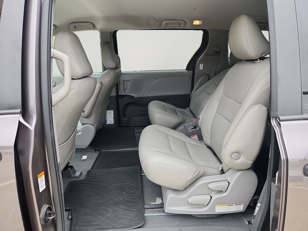 Used 2020 Toyota Sienna L image 8