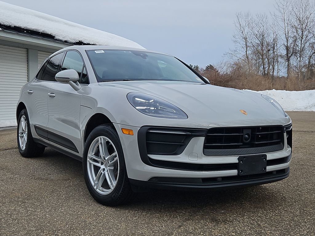 Certified 2025 Porsche Macan image 9