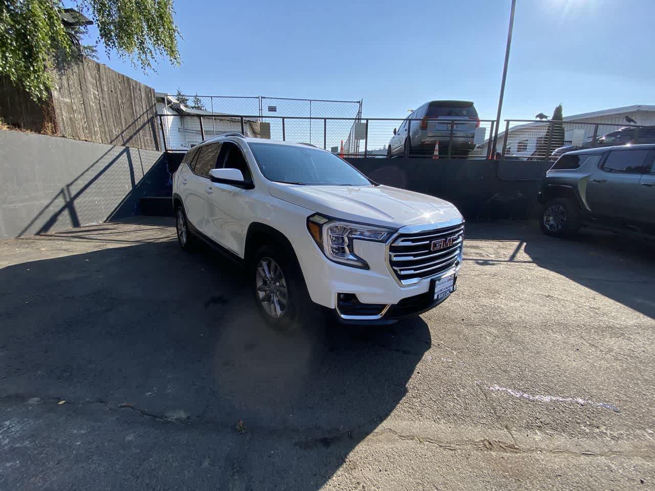Used 2024 GMC Terrain SLT AWD/4WD image 8