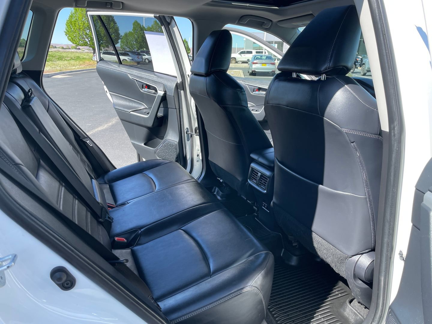 Used 2019 Toyota RAV4 XLE Premium w/ Cold Weather Package AWD/4WD image 31