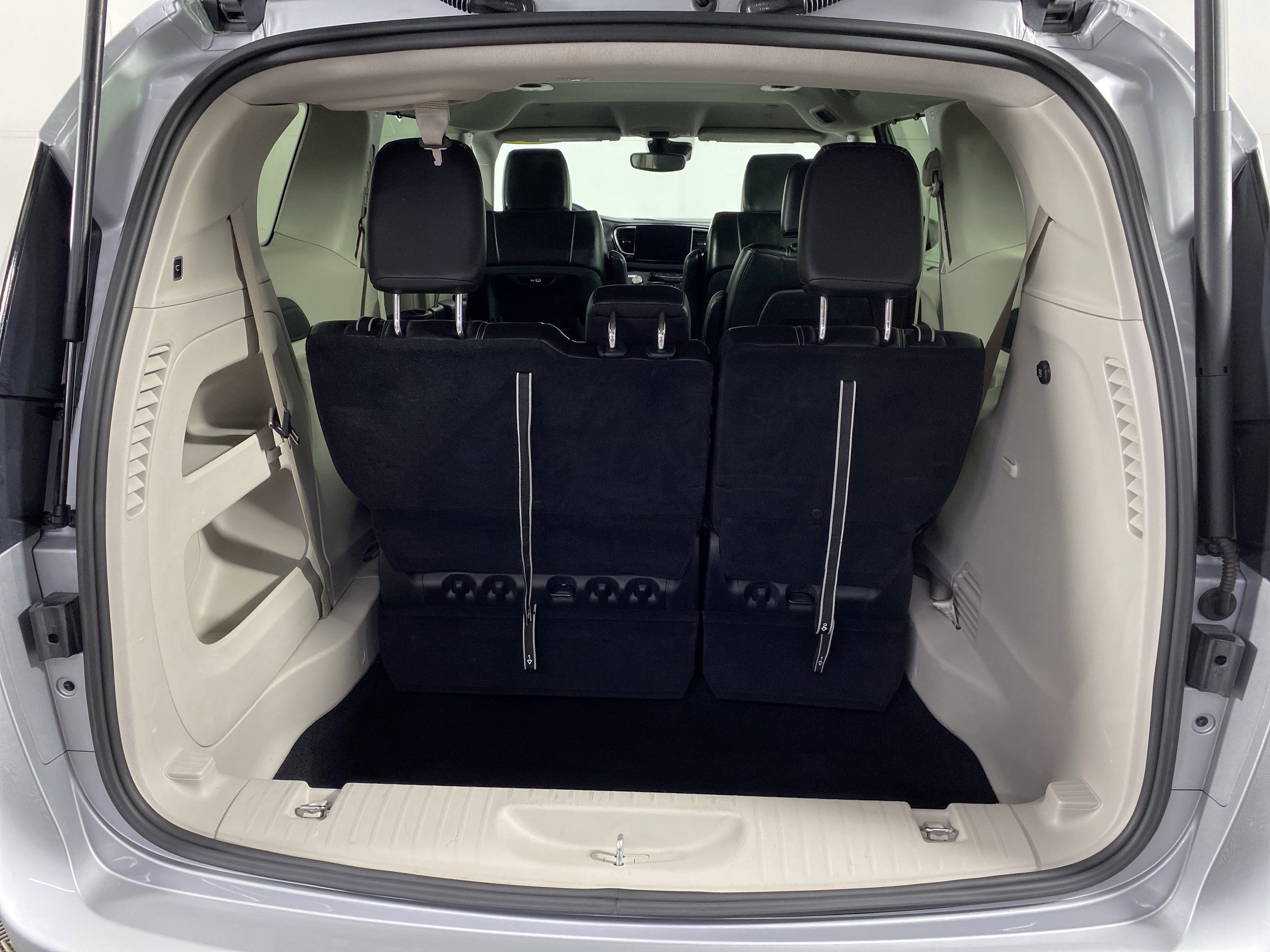 Used 2024 Chrysler Pacifica Touring-L image 34