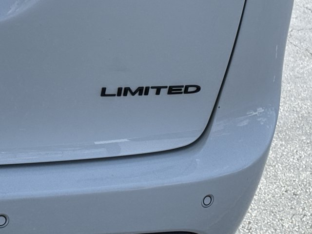 Used 2025 Chrysler Pacifica Limited FWD image 11
