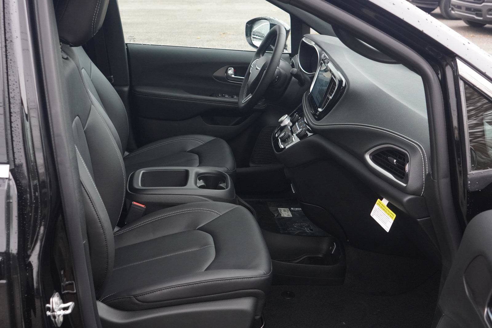 New 2026 Chrysler Pacifica Select image 32