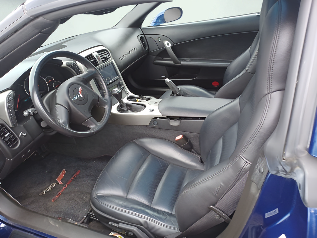 Used 2005 Chevrolet Corvette Coupe w/ Preferred Equipment Group RWD image 2