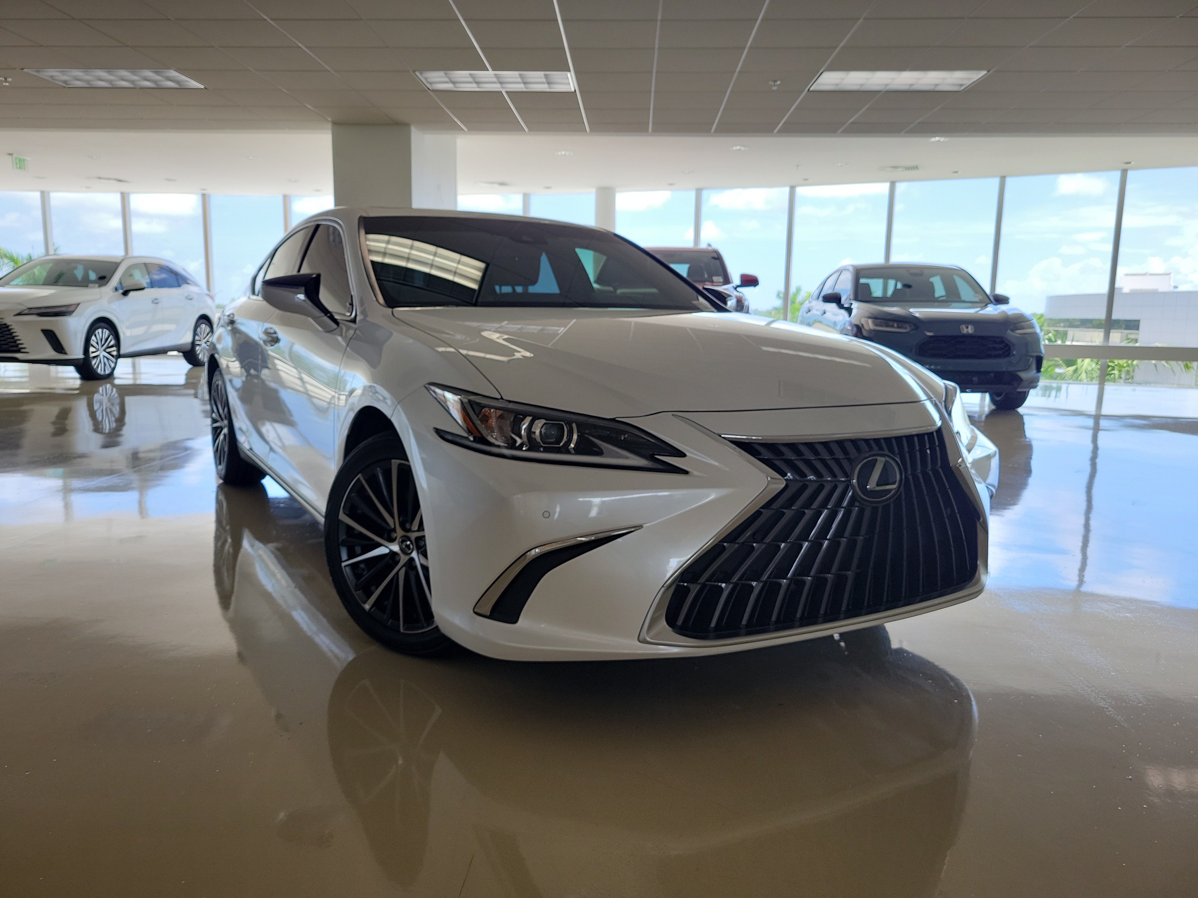 Used 2024 Lexus ES 250 w/ Premium Package AWD/4WD image 2